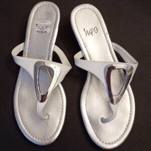 Impo White Raven Thong Sandals w/ Triangular Silver Accent Low Wedges 8 W Shoes